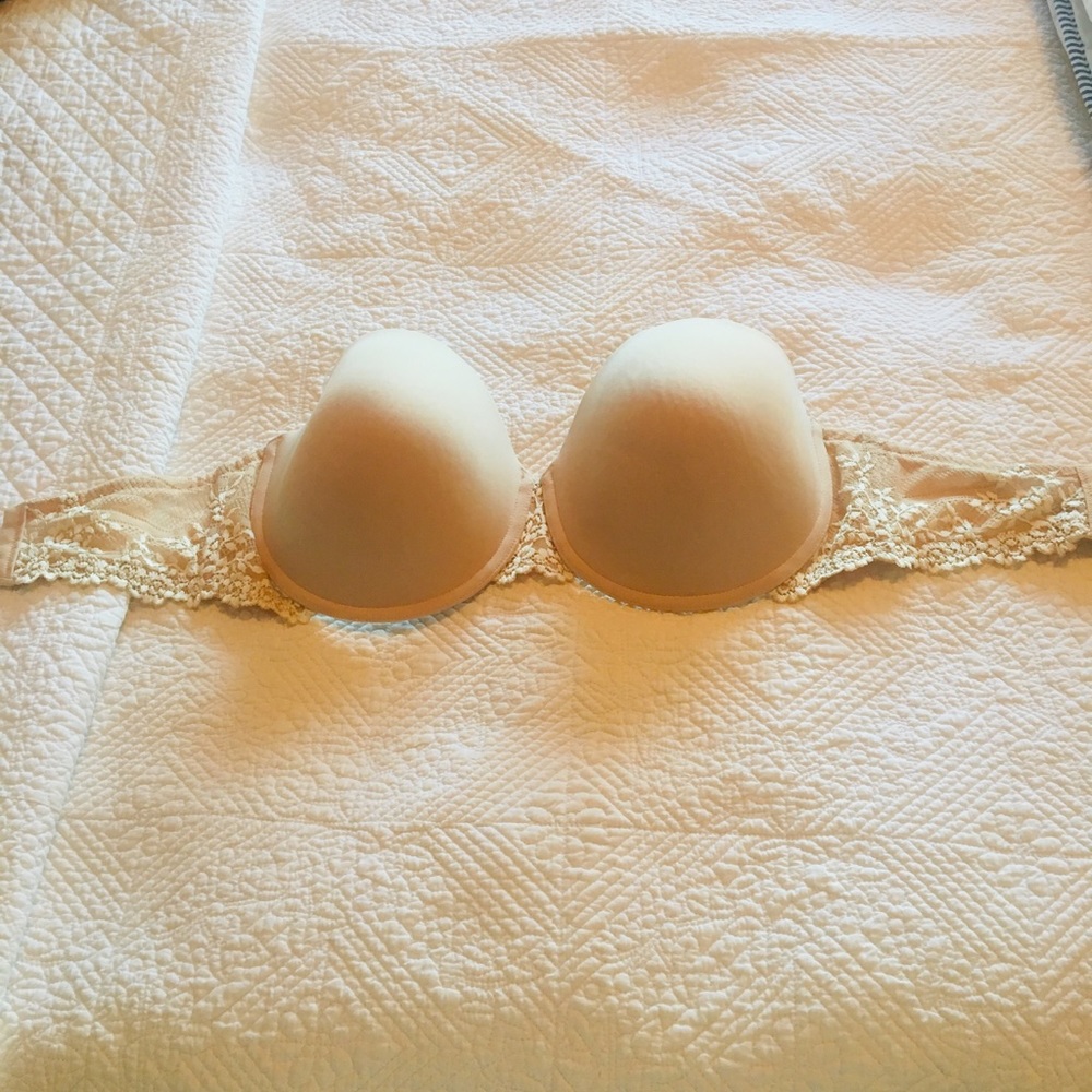 Wacoal Strapless Bra 36DD/fits small like
34DD